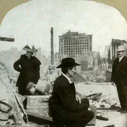 Mirando al este desde la esquina de Pine y Stockton, mostrando las ruinas del edificio Mills, 1906
