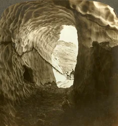 Mirando a través de un túnel de nieve en un viaje de verano por el Paso Dyreskard, Noruega, c1905