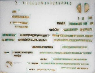 Cuentas sueltas y dos terminales, 1980-1801 a.C.