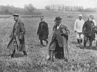Visita de Lord Kitchener al frente: Lord Kitchener, M. Millerand y el General Joffre saliendo después