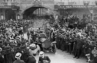 Louis Blériot camino al Hotel Savoy, Londres, 25 de julio de 1909