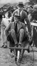 Louis Mountbatten lleva a su primo, el Príncipe de Gales, en un gymkhana en Malta, 1936