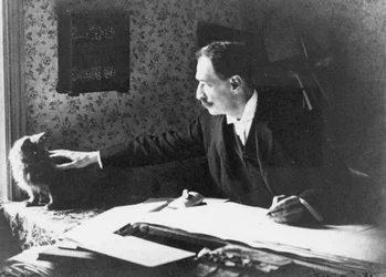 Louis Wain en su mesa de dibujo, 1890s