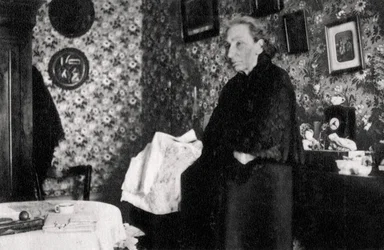 Louise Michel, maestra, trabajadora médica y anarquista francesa, 1899