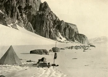 Depósito de Glaciar Inferior. Las tiendas estaban enterradas en la nieve, c1908, 1909