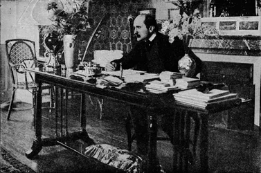 M. Rostand en su biblioteca, c1902, 1903