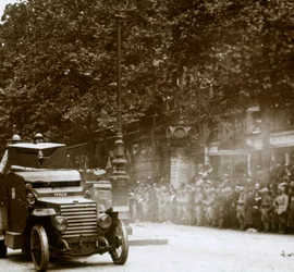 Ametralladora montada en vehículo blindado, desfile de la victoria, c1918
