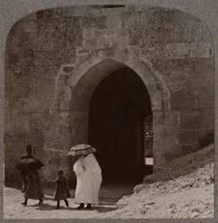 Mujeres musulmanas entrando en Jerusalén por la Puerta de Herodes, c1900