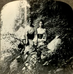 Doncellas de la Tierra del Sol Naciente, bajo las cascadas de Kogijoku..., c. 1900