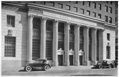 Entrada principal al Banco de Italia, Los Ángeles, California, 1924