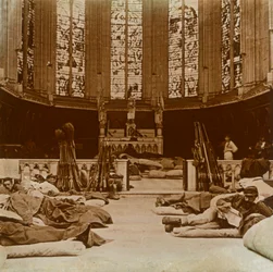 Cuarteles improvisados en una iglesia, Marne, norte de Francia