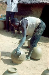 Haciendo ollas sin rueda, Nigeria, c. 1966