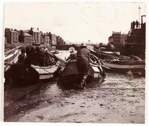 Hombre lanzando un bote de pesca, puerto de Whitby