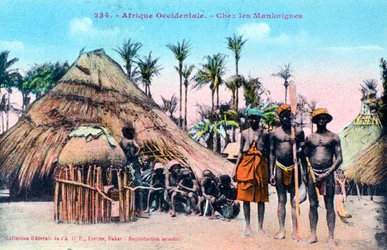 Pueblo de Mankaigne, África Occidental, siglo XX