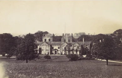 Casa solariega con dos torres vista desde los terrenos, 1860s