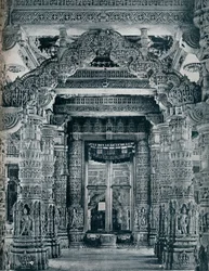 Escultura de mármol en la entrada de un templo jainista en Dilwara, Monte Abu, c1100