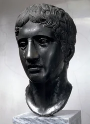 Cabeza de mármol de Doryphoros, copia romana del original de Policleto, c. 450-440 a.C.