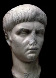 Busto de retrato en mármol del emperador romano Nerón, siglo I