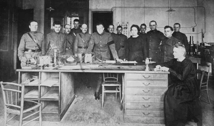 Marie Curie, física francesa de origen polaco, en el Instituto de Radio, París