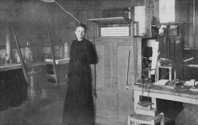 Marie Curie, física franco-polaca, en su laboratorio, 1912
