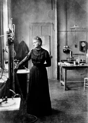 Marie Curie, física franco-polaca en su laboratorio, 1912