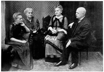 Marie Curie, física franco-polaca con miembros de su familia en Varsovia, Polonia