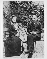 Marie y Pierre Curie, físicos, 1904