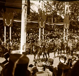 Mariscal Ferdinand Foch y General Joseph Joffre durante el desfile de la victoria, París, Francia, 1918