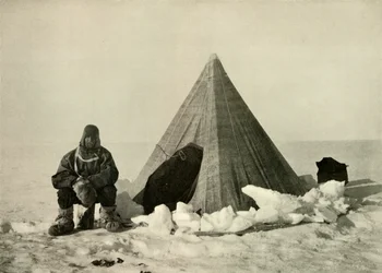 Mariscal fuera de una tienda, en el campamento, c1908, 1909