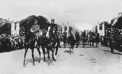 Mariscales Foch y Joffre durante el gran desfile de la victoria, París, Francia, 14 de julio de 1919