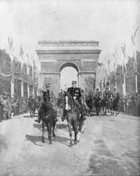 Mariscales Foch y Joffre durante el gran desfile de la victoria, París, Francia, 14 de julio de 1919