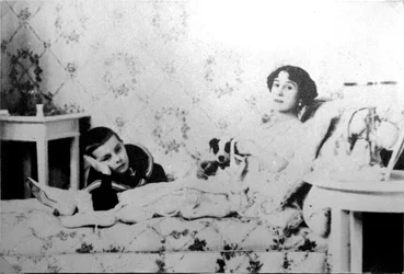 Mathilde Kschessinska, prima ballerina rusa, con su hijo, Volodya, 1910