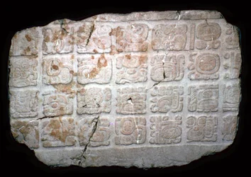 Jeroglíficos mayas en parte de un dintel de puerta, siglo VII