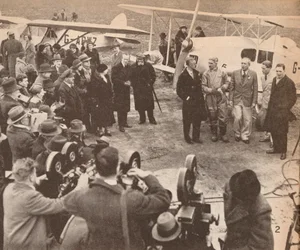 Miembros de la expedición en el aeropuerto de Heston, 17 de febrero de 1933, justo antes de partir hacia India, c1