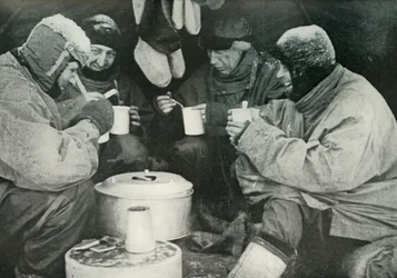 Miembros del Partido Polar comiendo en el campamento, c1911, 1913