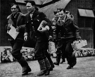 Miembros de la RAF listos para la acción durante la Segunda Guerra Mundial, c1940