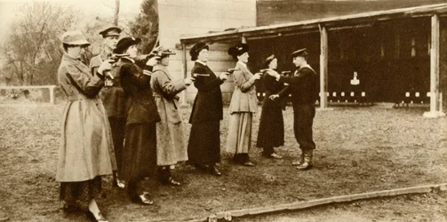 Miembros de la WRNS en práctica de revólver, 1915, 1935