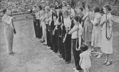 Miembros del Cuerpo de Defensa Voluntaria de Mujeres siendo entrenadas en ejercicios de rifle, Segunda Guerra Mundial, 1940