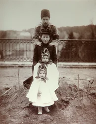 Miembros de la familia del Duque Fyodor Uvarov en su finca rural, Porechye, Rusia, 1880s