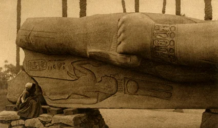 Memphis - La estatua colosal de Ramsés II (detalle), c1918-c1939