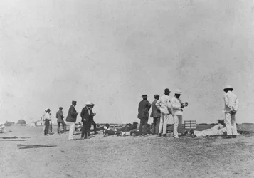 Hombres en un campo de tiro