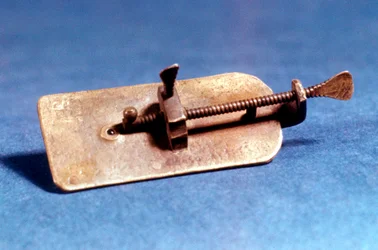 Microscopio de Anton van Leeuwenhoek, neerlandés, hacia 1670
