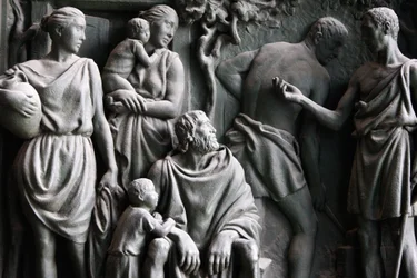 Escultura en la puerta del Duomo de Milán, Italia