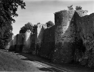 Arquitectura militar: las murallas de la ciudad medieval de Provins (Seine y Marne) construidas entre los siglos XI y XIII