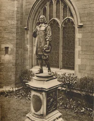Estatua de Milton fuera de su propio lugar de entierro en la ciudad, c1935