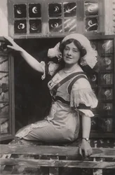 Señorita Isabel Jay, 1879-1927, como Christine en Querida Pequeña Dinamarca, c. 1909