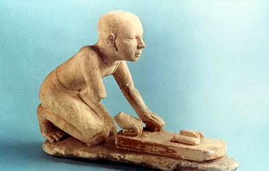 Modelo de un panadero amasando masa y formando panes, Antiguo Egipto