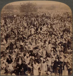 Musulmanes en el día de ayuno fuera de la Mezquita Jumma, mirando al sur, Delhi, India, 1903