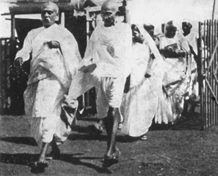Mohandas Gandhi, líder nacionalista indio, de camino al Congreso, 1932