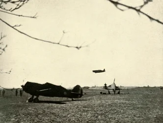 Morane 406 en el aeródromo de Vassincourt con Curtiss Hawk francés y Hurricane, 1939-1940, 1941